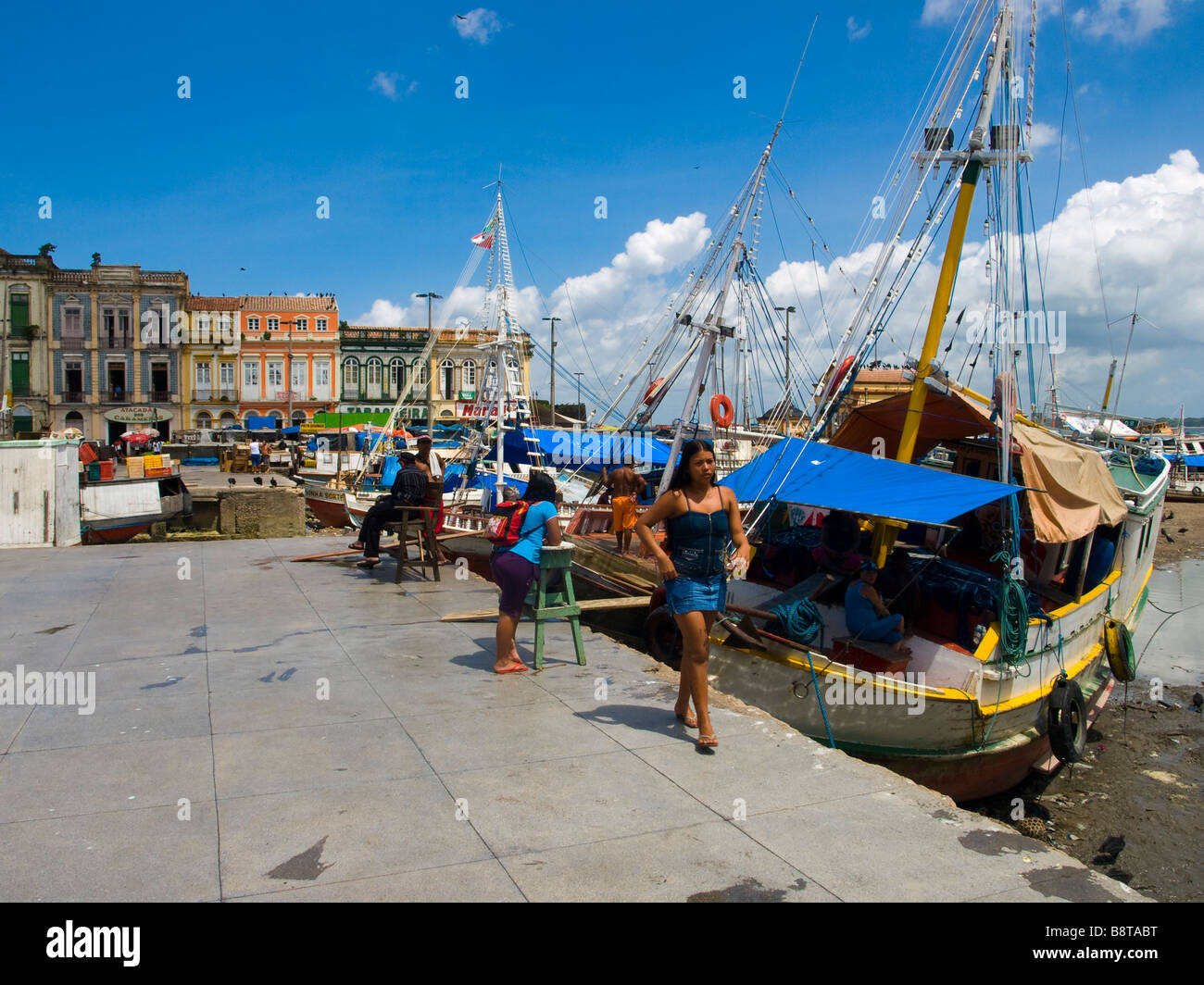 La population locale sur les quais du port de Belem do Para, dans le nord du Brésil. Banque D'Images