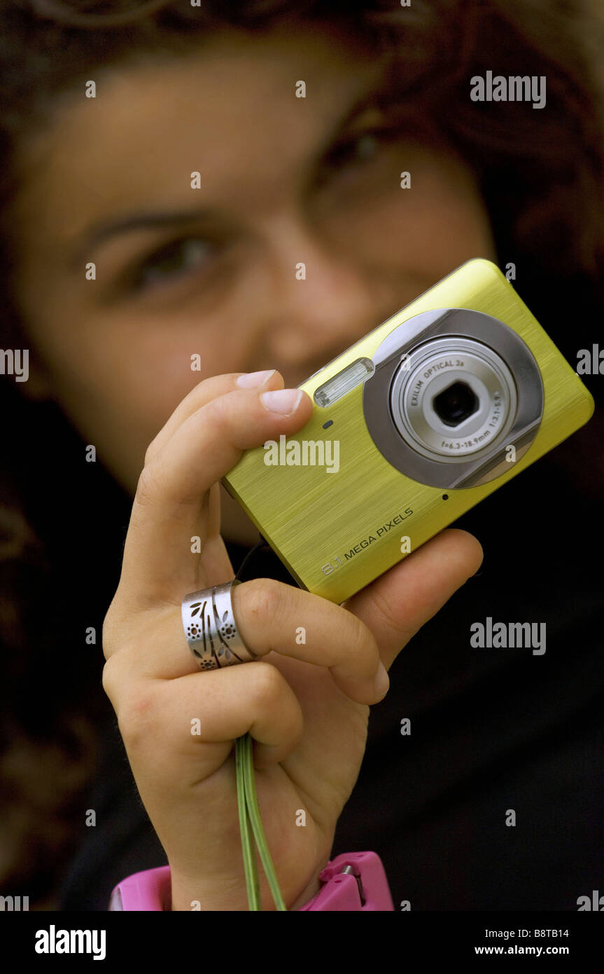 Jeune fille de 14 ans avec un appareil photo numérique Banque D'Images