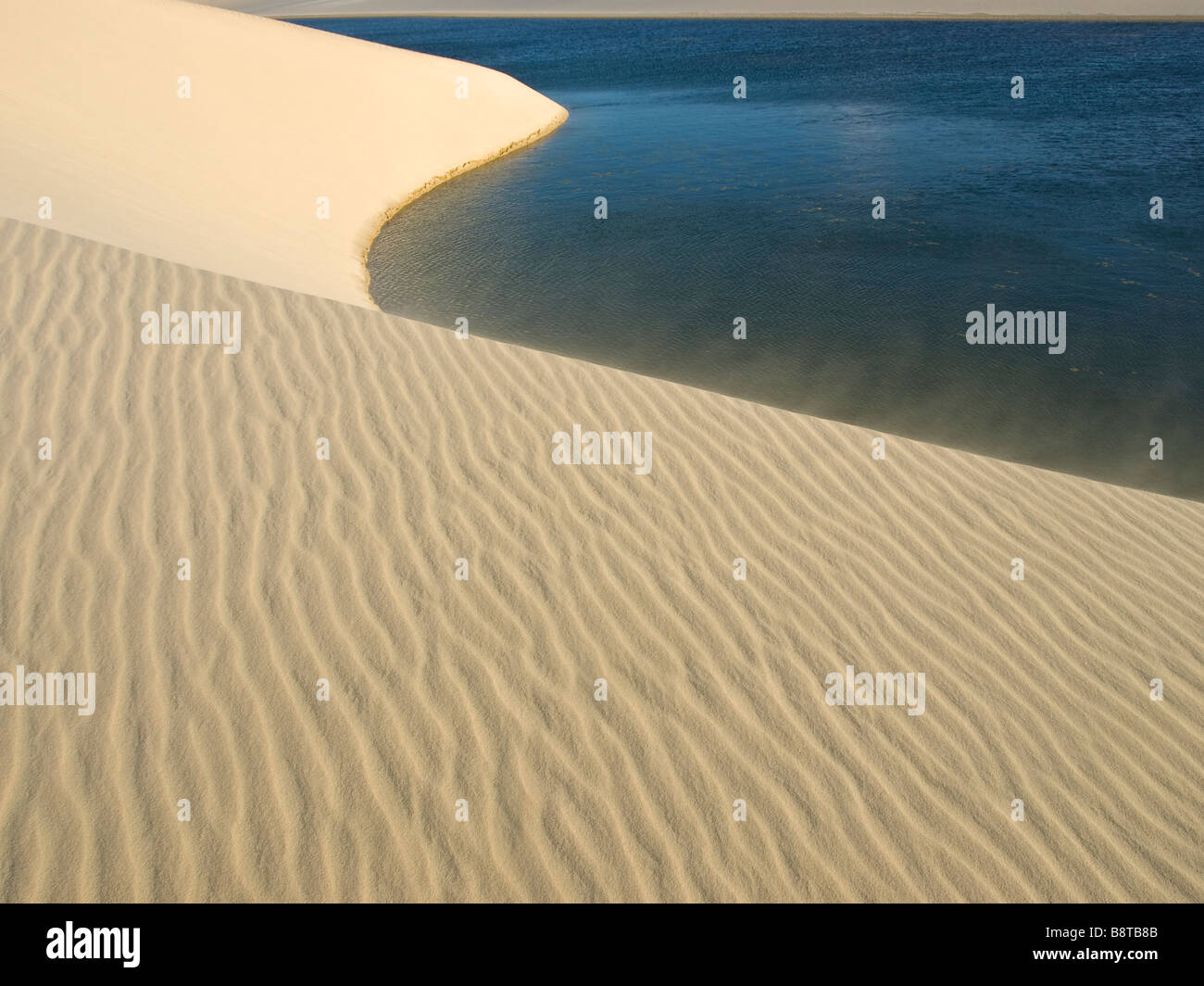 Lago Azul dans le parc national des Lençois Maranhenses, Etat du Maranhao, dans le nord-est du Brésil. Banque D'Images