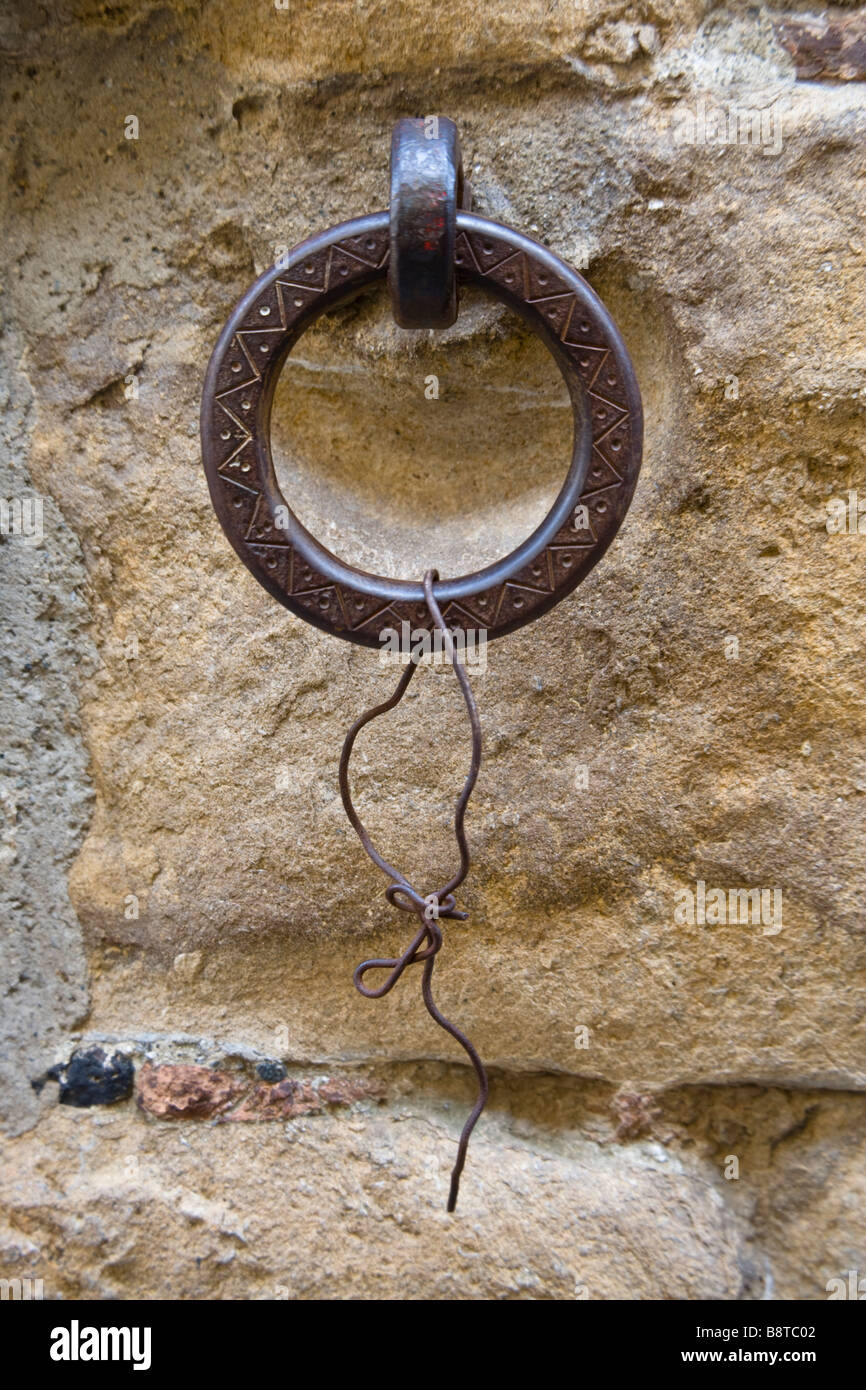 L'anneau de fer pour attacher les chevaux dans les rues de la vieille ville  de la colline de Volterra, Toscane, Italie Photo Stock - Alamy