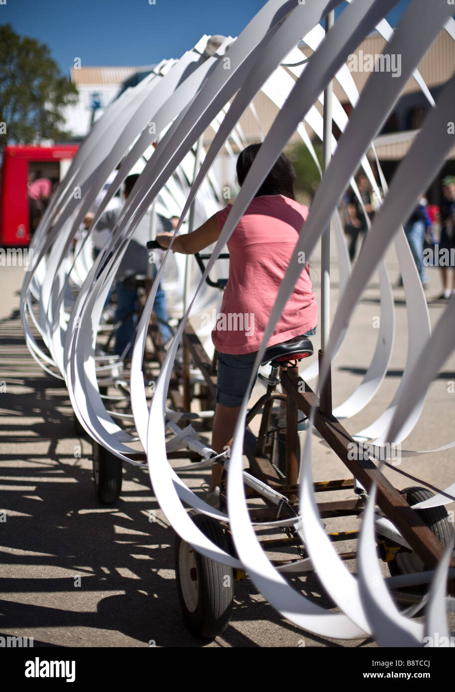 Austin, Texas - les enfants voyagent sur l'Austin Zoo vélo Vélo 'Snake' au Maker Faire Banque D'Images