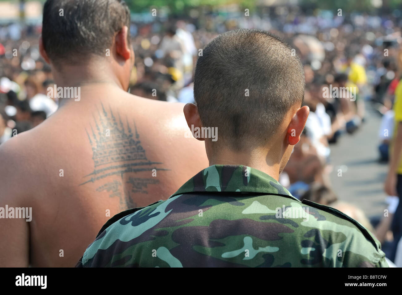 Armée est présent pour obtenir les dévots de leur transe au festival de tatouage au Wat Bang Phra Nakhon Chaisi, temple, en Thaïlande. Banque D'Images