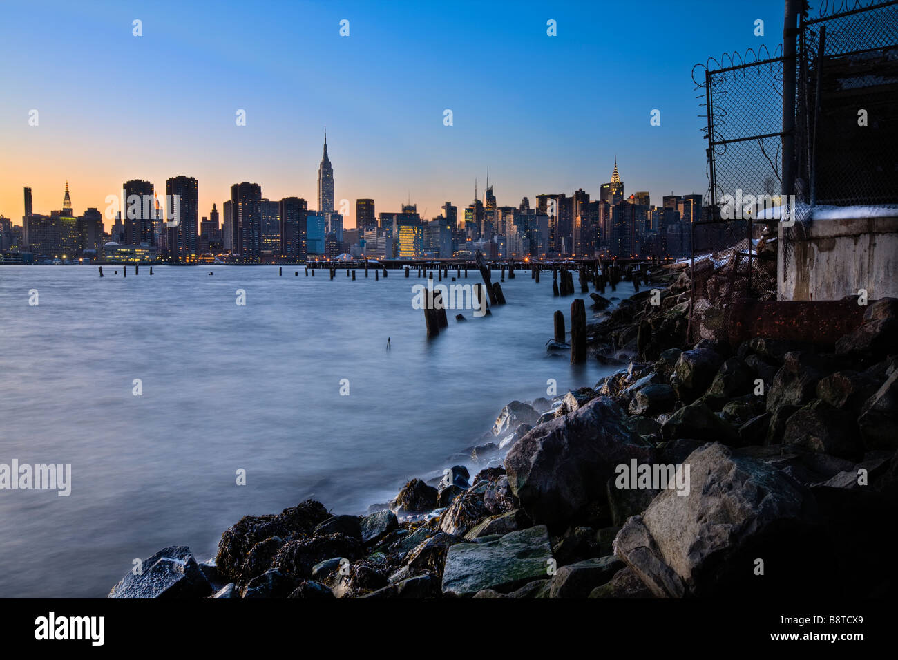 Vue sur Manhattan de Brooklyn au coucher du soleil, Greenpoint NY, NY USA 2009 Banque D'Images