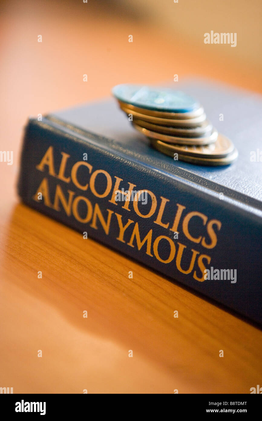 Le gros livre des alcooliques anonymes avec une pile de jetons de sobriété,  montrant combien d'années sobres, matériel de lecture Photo Stock - Alamy