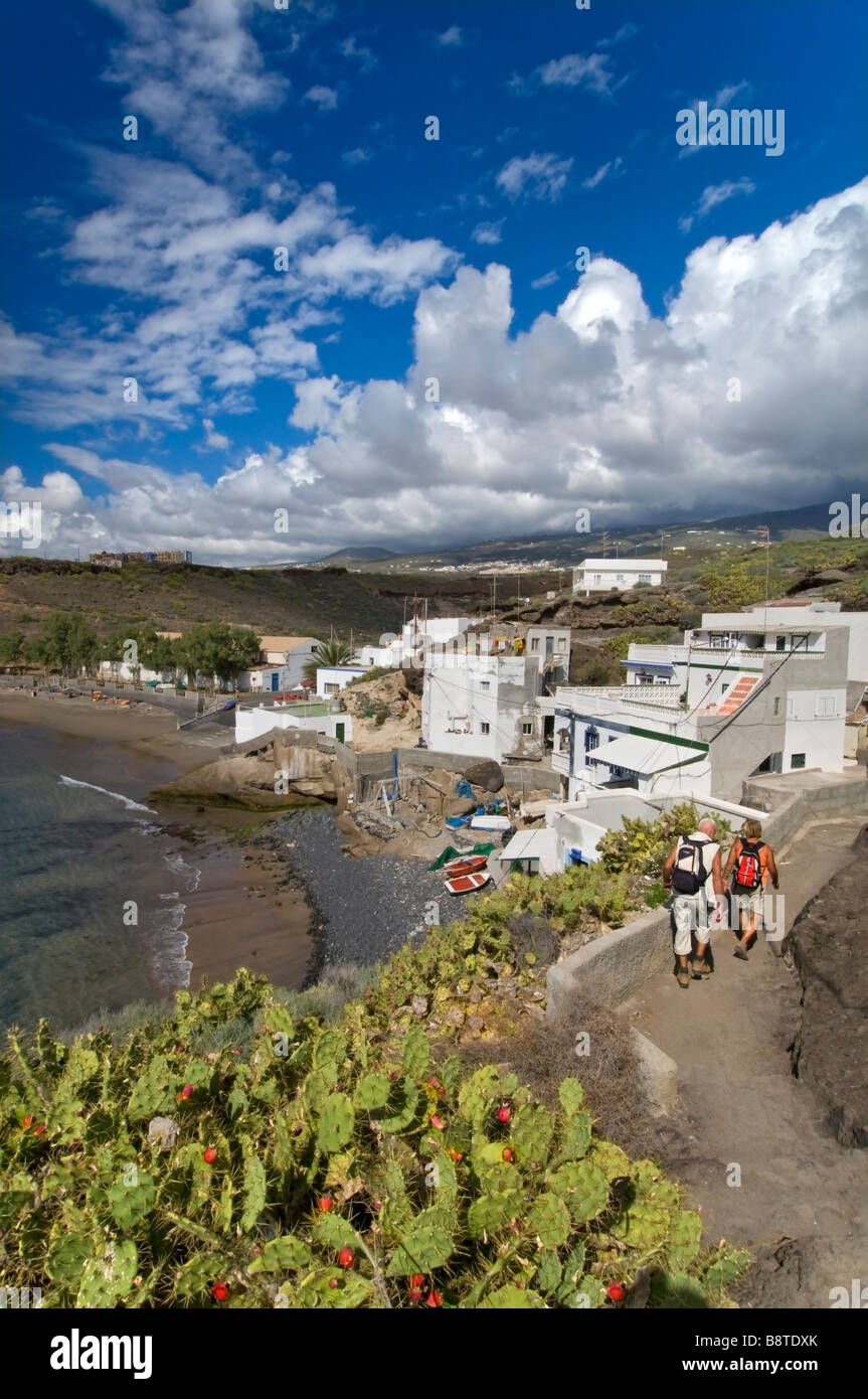 El Puertito de Adeje beach village et les marcheurs du sud de Playa Paraiso Tenerife Espagne Banque D'Images