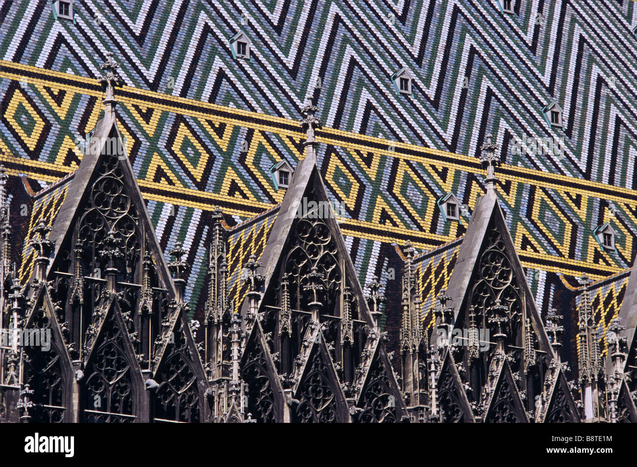 Motif géométrique des tuiles du toit de l'Stephensdom ou Saint Stephen's Cathédrale gothique (c12-16e), Vienne, Autriche Banque D'Images