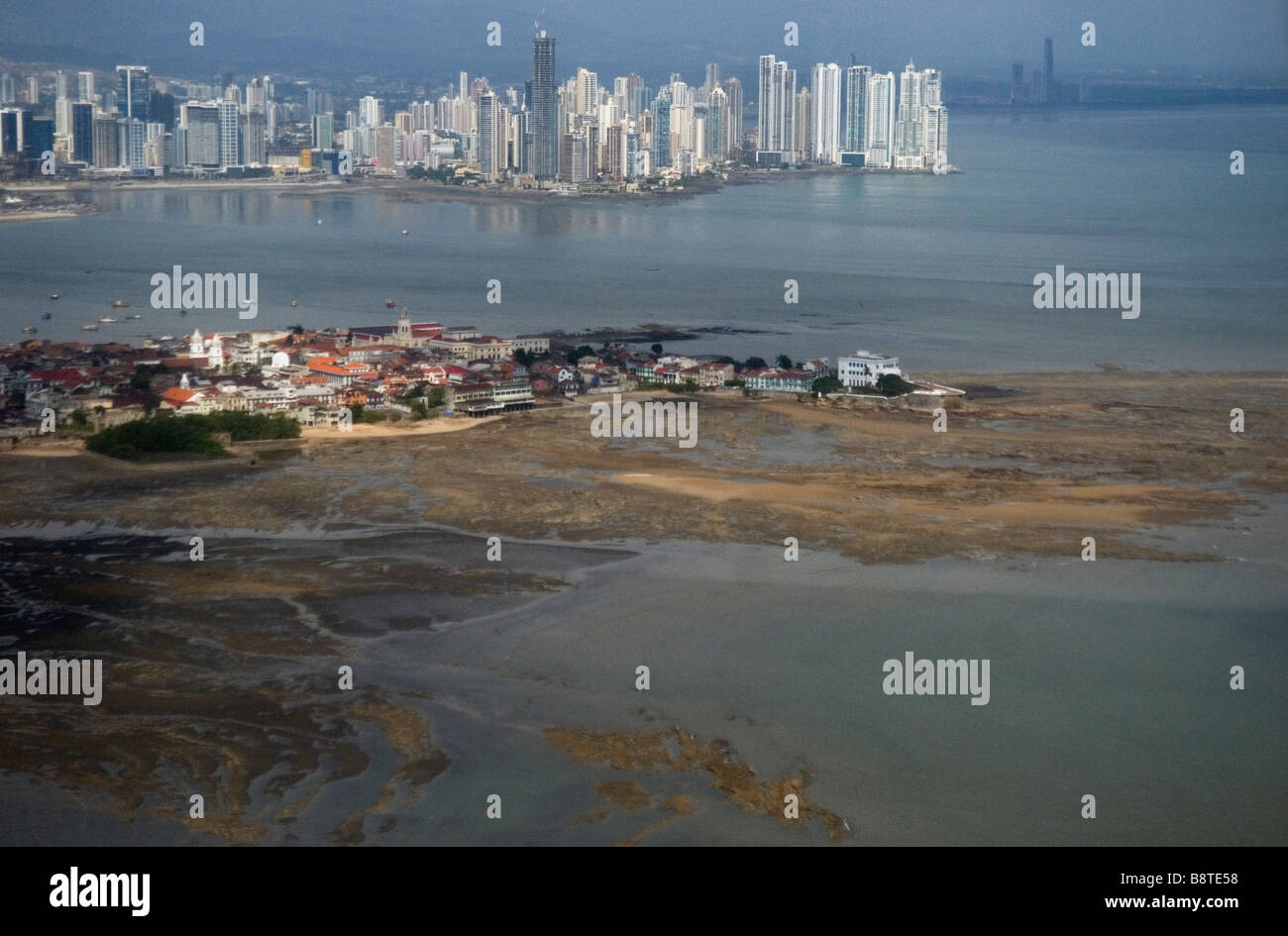 Panama City skyline avec la vieille ville vieille ville au premier plan Banque D'Images