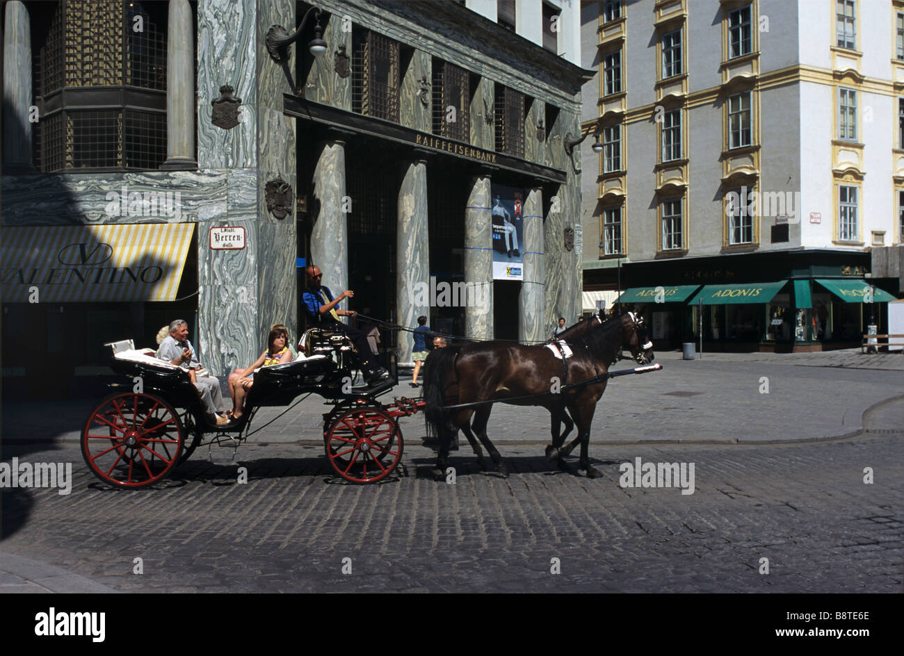 Les touristes visitant Vienne par Fiacre ou Horse & Carriage, en face d'Adolf Loos Haus ou House (1910), Vienne, Autriche Banque D'Images