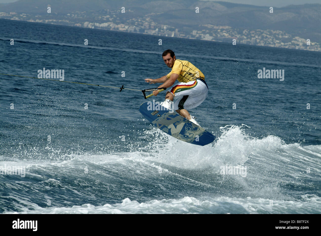 Kitesurfer sautant au dessus d'une vague, l'Espagne, Baléares, Majorque Banque D'Images