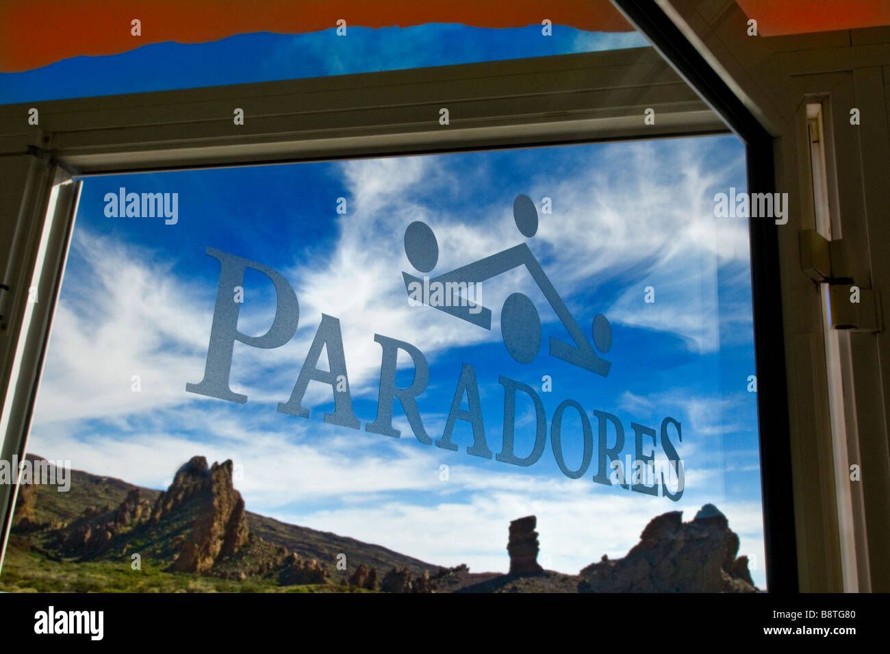 Paradores signe sur Hôtel Parador de Canadas del Teide avec formations rocheuses de Las Canadas derrière le Parc National de Teide Tenerife Banque D'Images