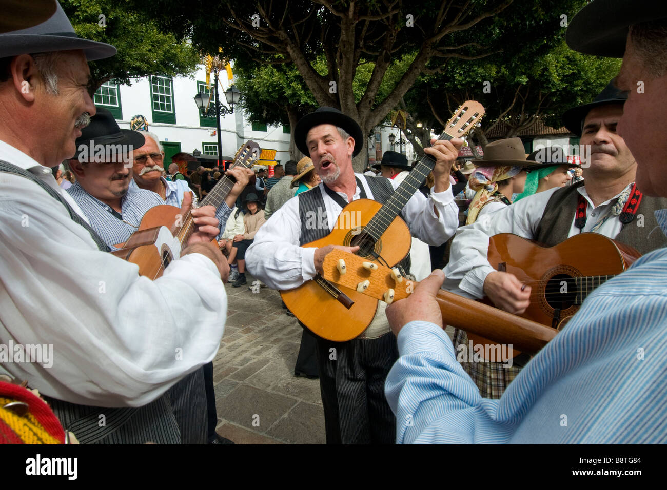 Musiciens en costume traditionnel canarien jouer à une fiesta locales en place du village d'Arona Arona Tenerife Espagne Banque D'Images