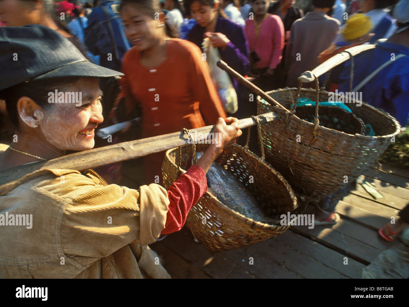 Marché de poisson de Bhamo tôt le matin le nord de la Birmanie Banque D'Images