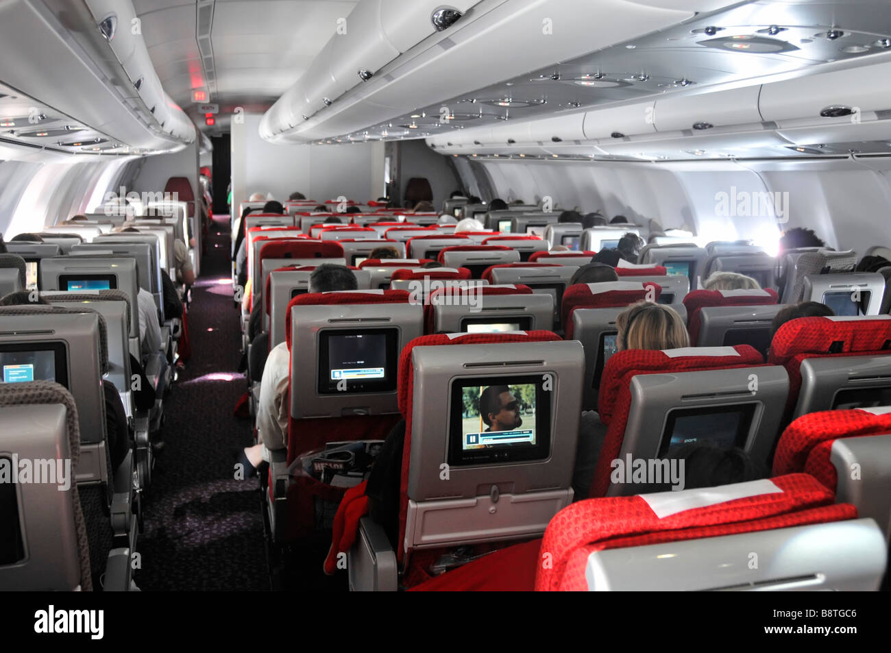 Voyage en avion intérieur Virgin Atlantic Airbus avion avion cabine passagers à bord de l'écran de cinéma de divertissement de télévision à l'arrière des sièges Banque D'Images