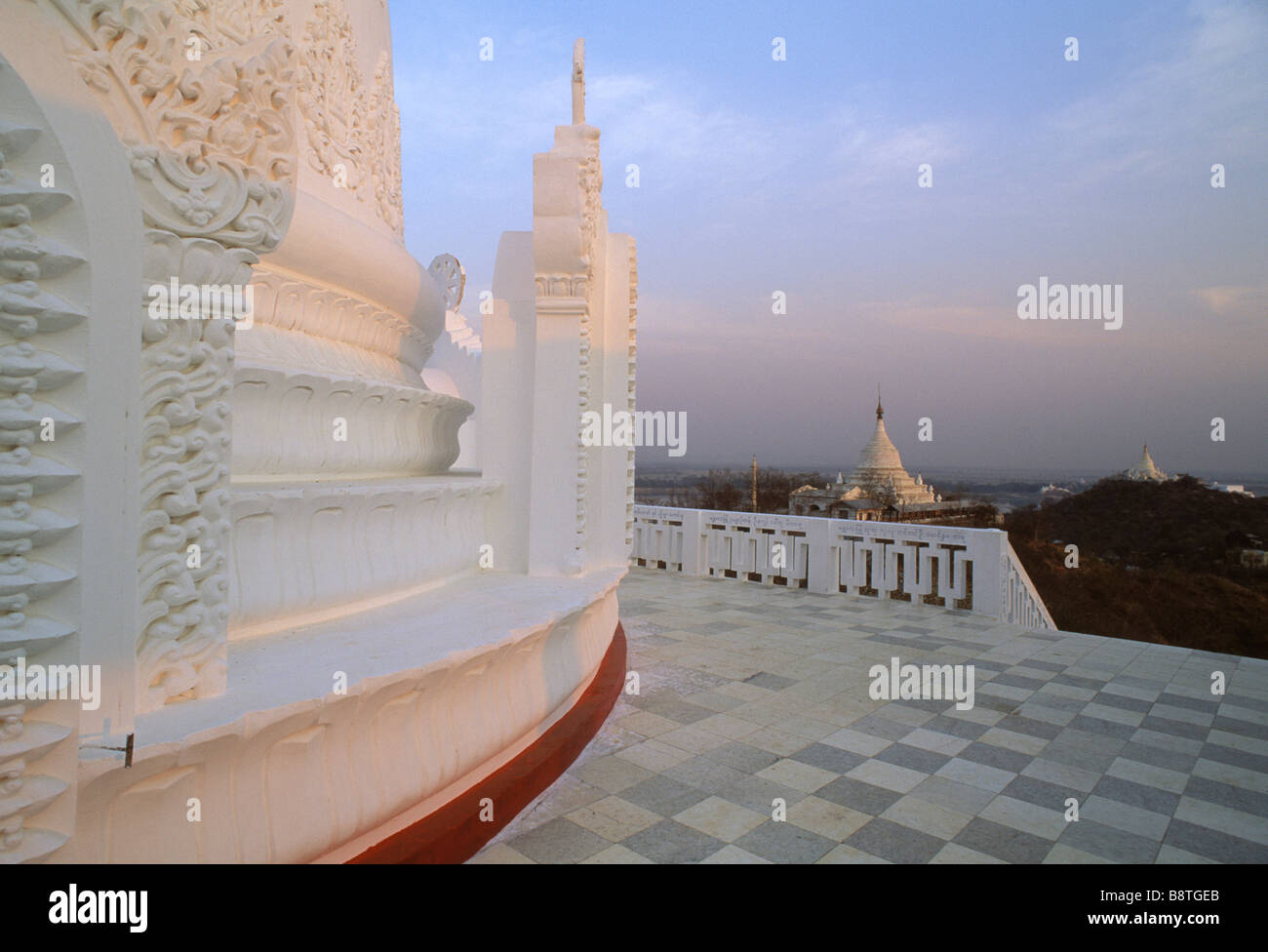 Sur les collines de stupas à Sagaing près de Mandalay Birmanie Banque D'Images