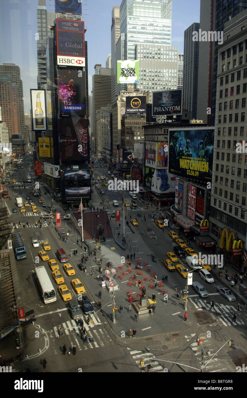 Le trafic est vu voyageant sur Broadway à Times Square à New York Banque D'Images