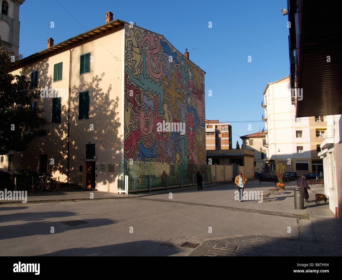 Grande murale colorée par le célèbre artiste de graffiti américain Keith Haring sur le côté d'un immeuble à Pise Toscane Italie Banque D'Images
