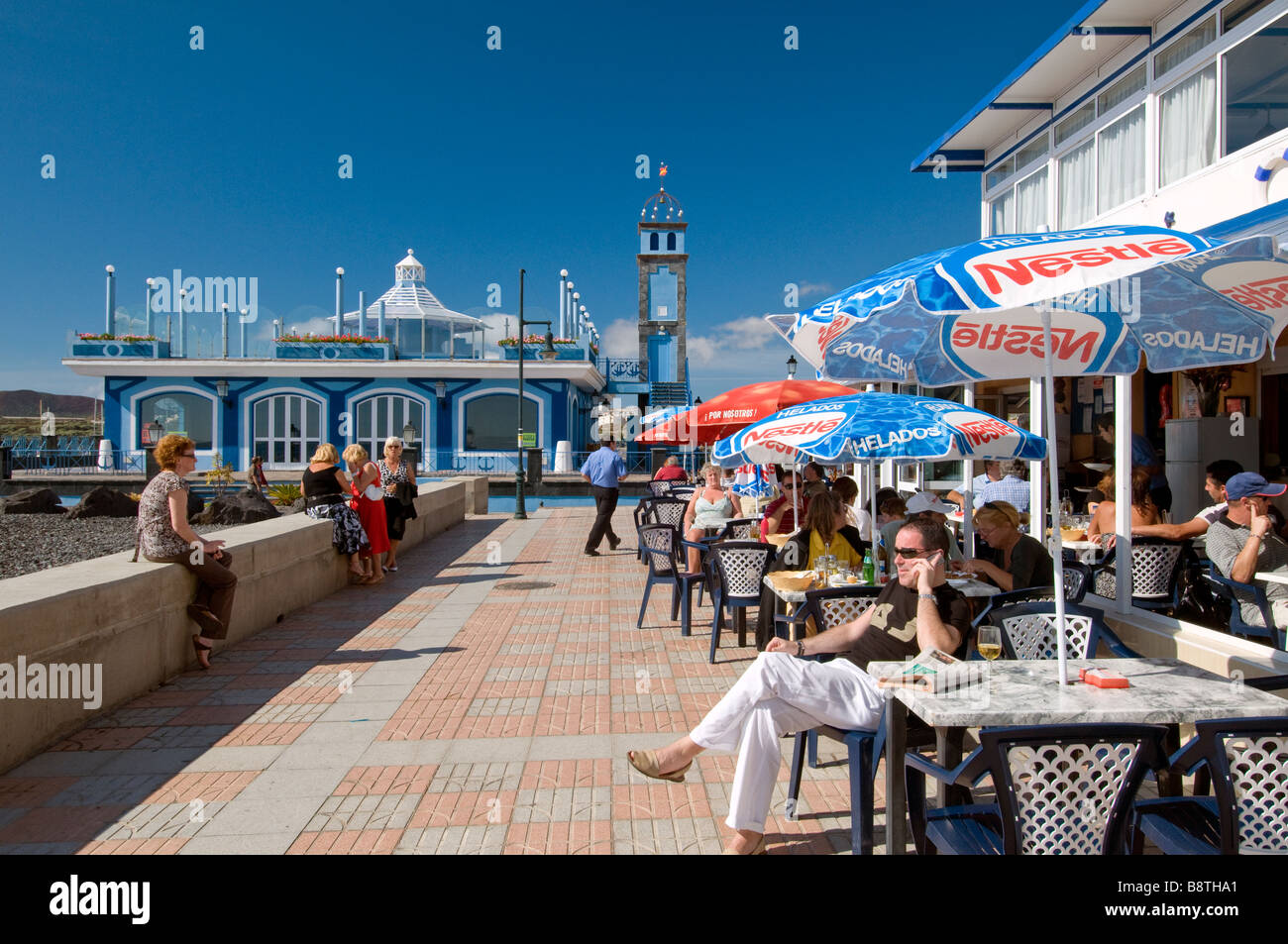 Promenade en bord de mer animé de Las Galletas avec restaurants et cafés sur la côte sud de Tenerife Banque D'Images