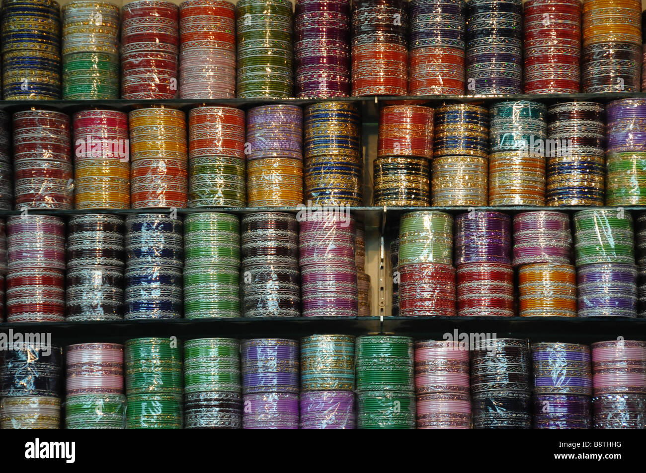 Des piles de bracelets sur l'affichage à un décrochage dans le Little India Arcade. Banque D'Images