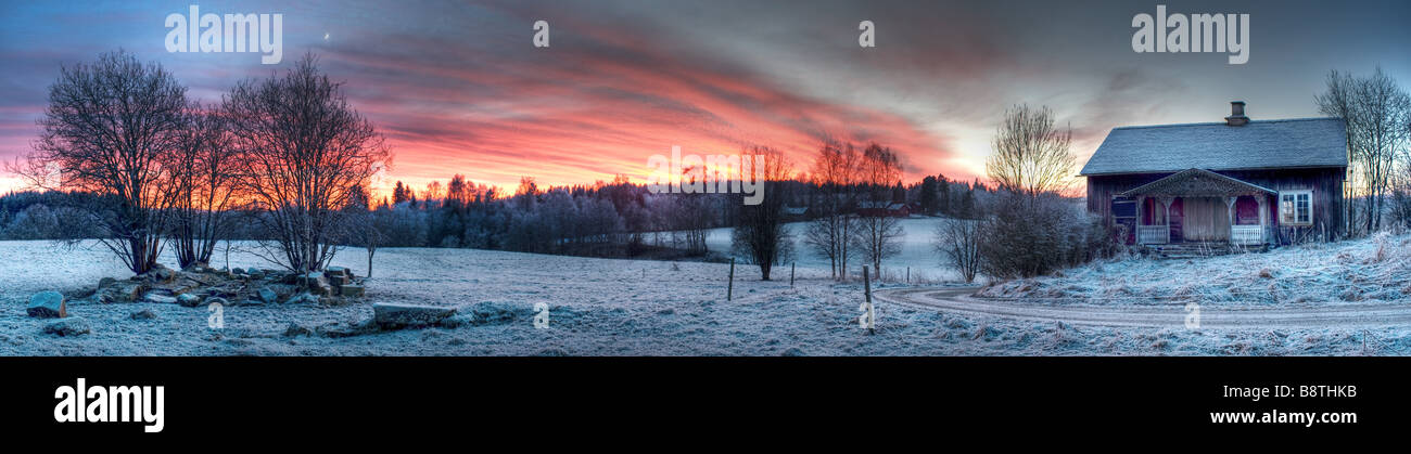 Paysage avec une vieille maison typiquement suédois en format panoramique. Banque D'Images