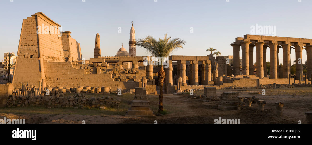 Panorama du temple de Louxor La ville de Louxor en Égypte, prises à partir de la Corniche Banque D'Images