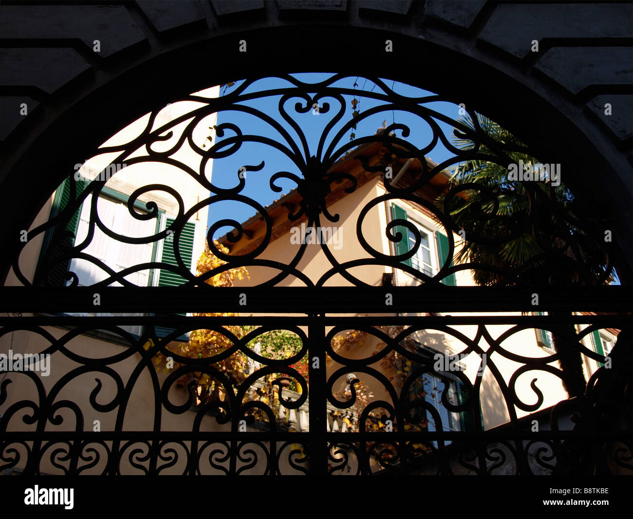 Belle villa typique de la Toscane avec palmier derrière porte de fer à Lucques Toscane Italie Banque D'Images