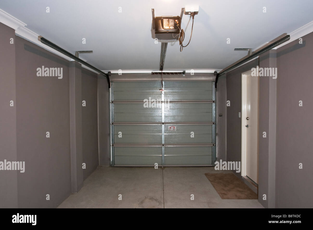 Lintérieur dun garage avec une porte de garage automatique