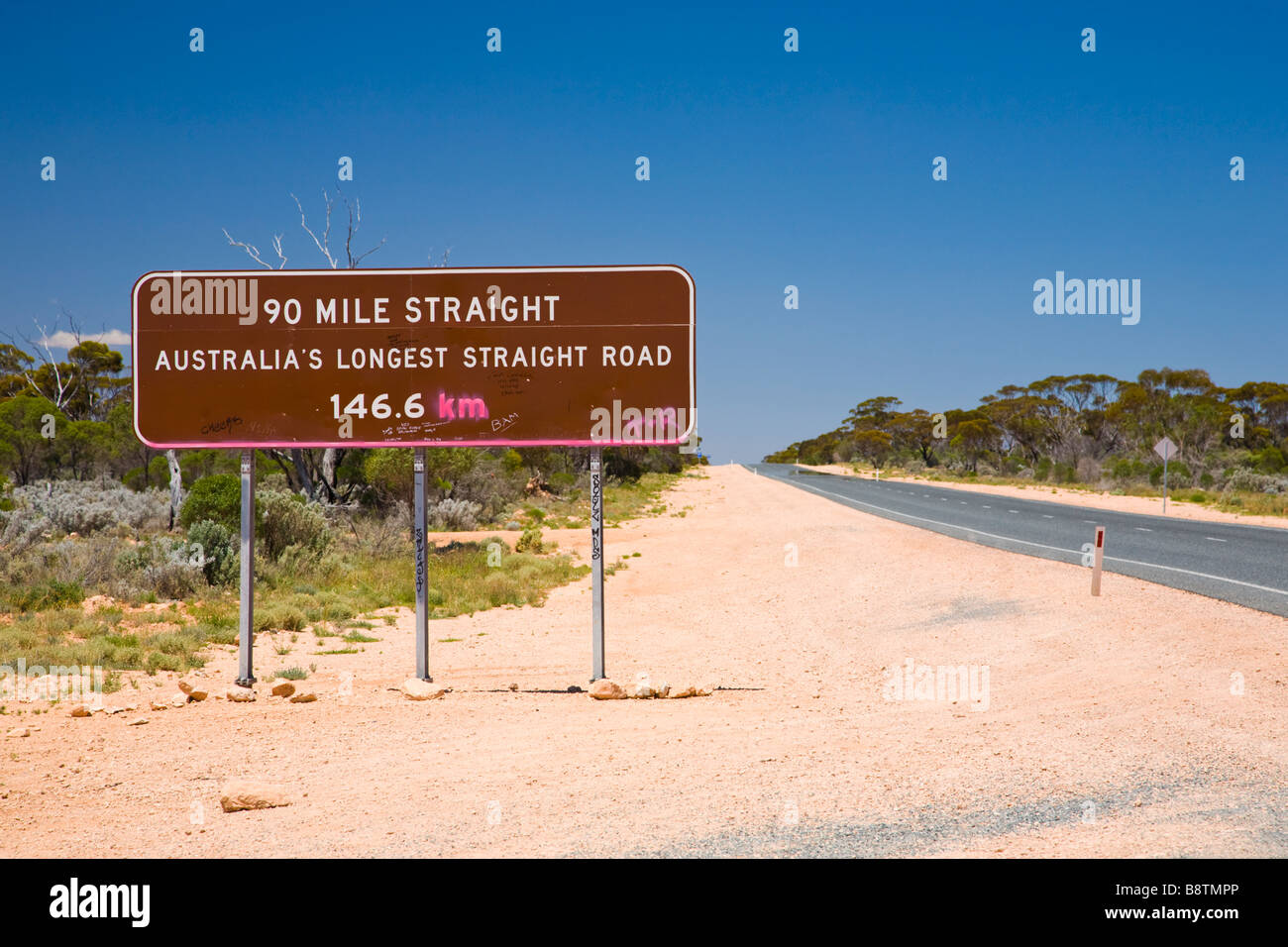 Inscrivez-vous pour la plus longue ligne droite de Nullarbor en Australie l'Australie Occidentale Banque D'Images