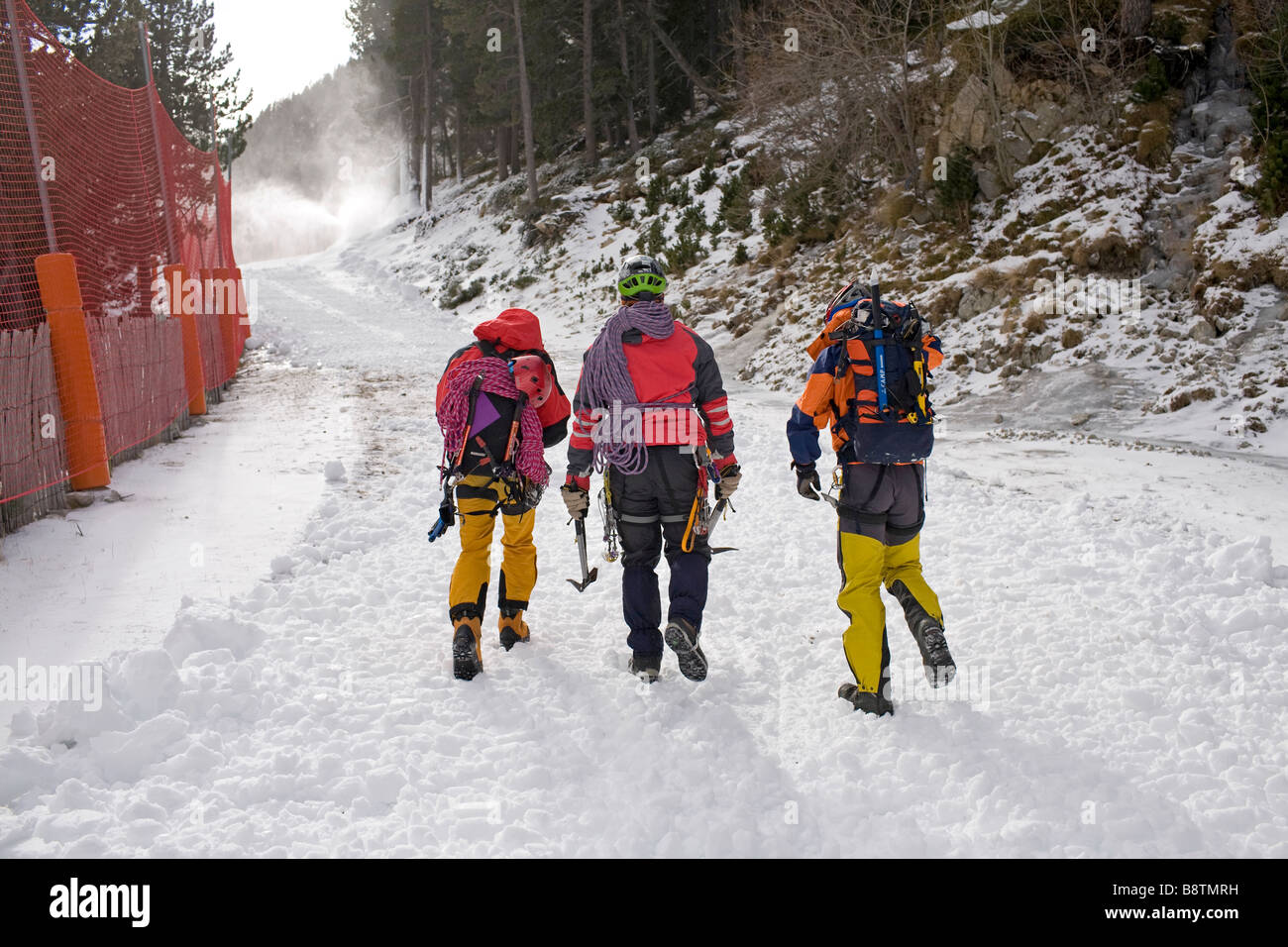 Trois alpinistes partent de la station de ski Vallter 2000 à la Mountain Province de Gérone Catalogne Catalunya Ripolles espagne Banque D'Images