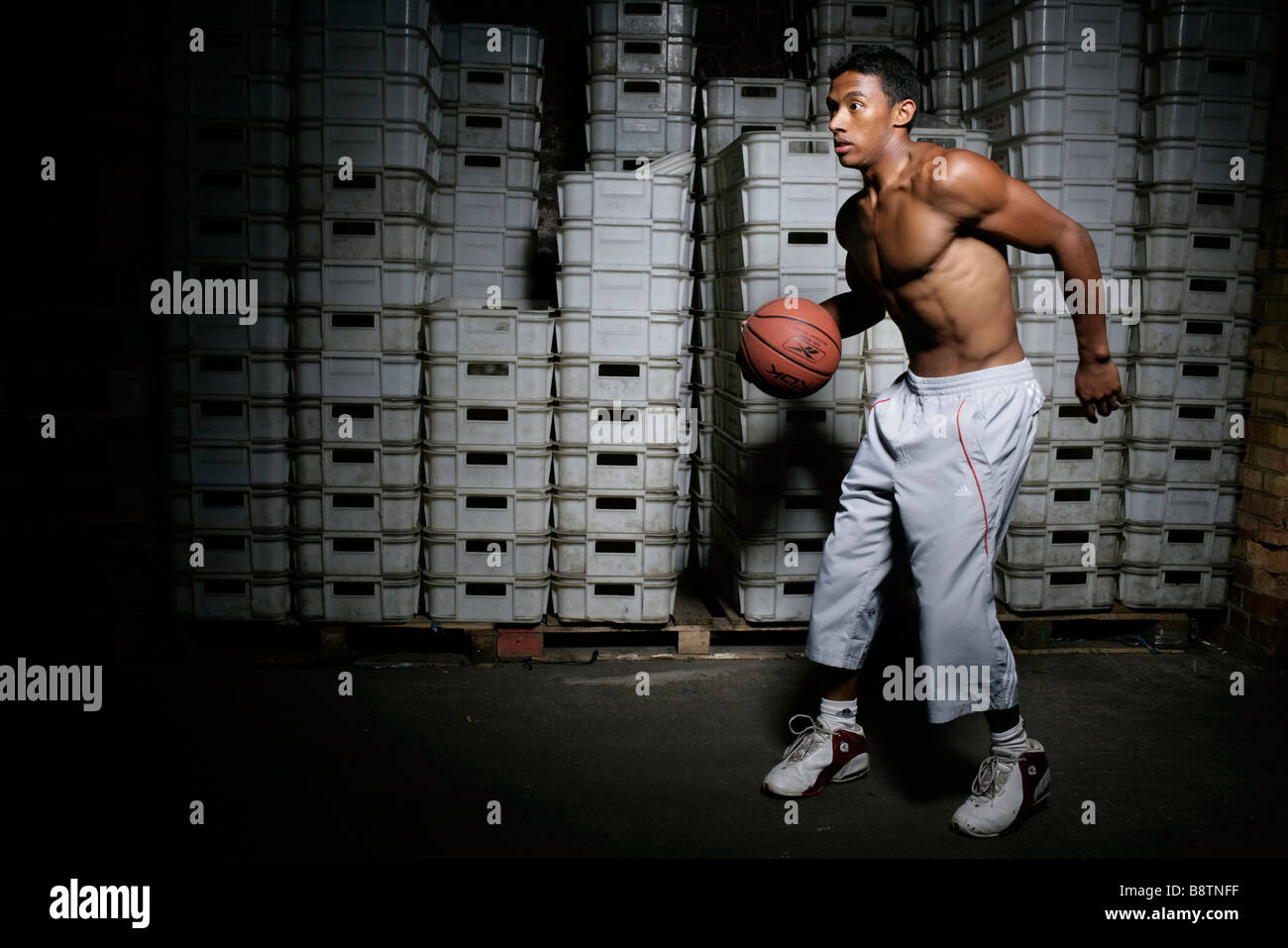 Joueur de basket-ball pratique après le travail, ne peut pas, ne peut pas obtenir à la cour, pour qu'il pratique n'importe où il le peut, le temps est précieux, Banque D'Images