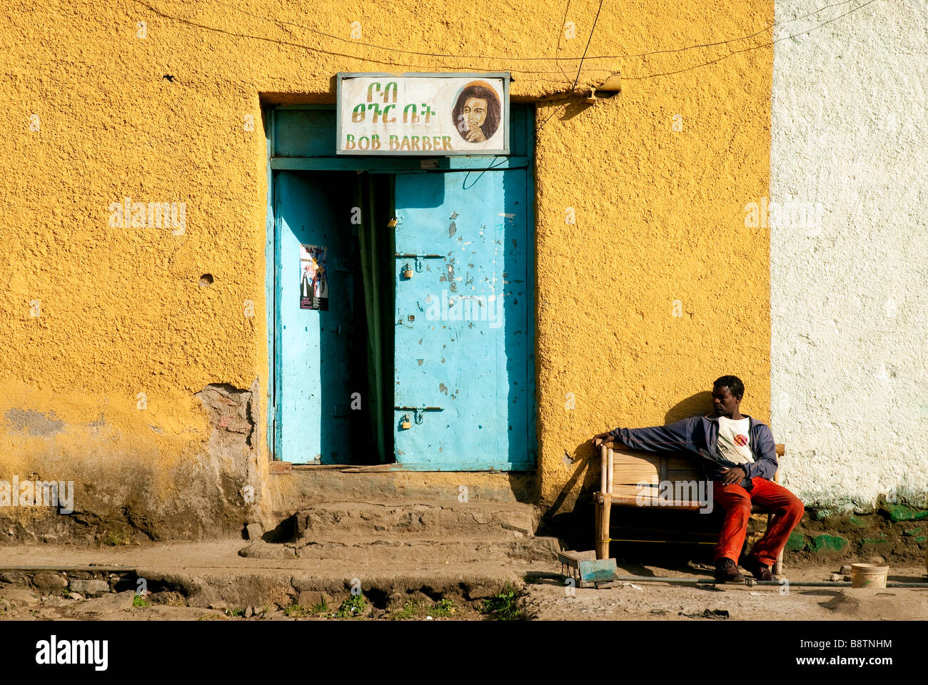 L'Afrique de l'éthiopie gonder man relaxing barber shop Banque D'Images