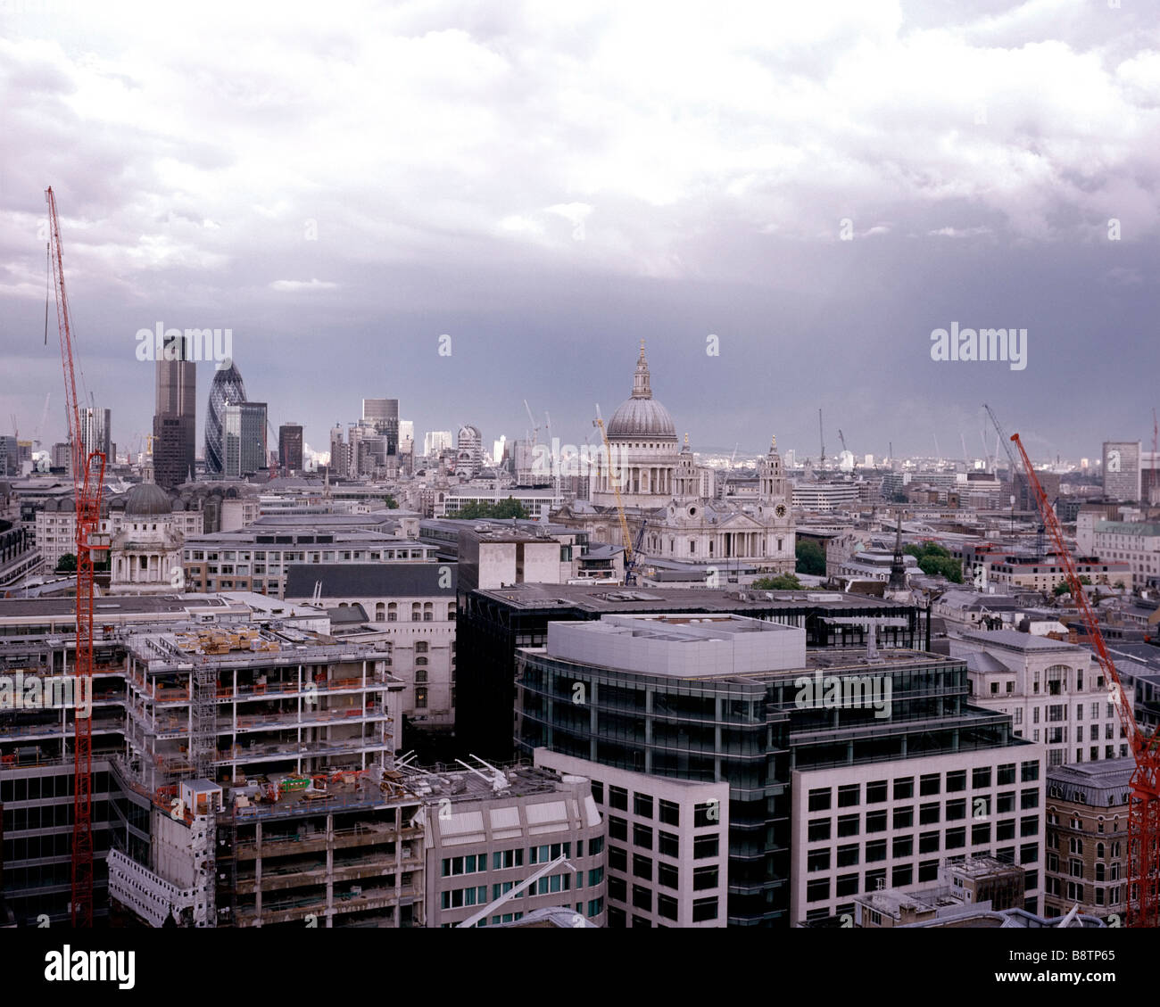 À l'Est à travers le ciel de Londres, avec la ligne St Paul au milieu de l'image Banque D'Images