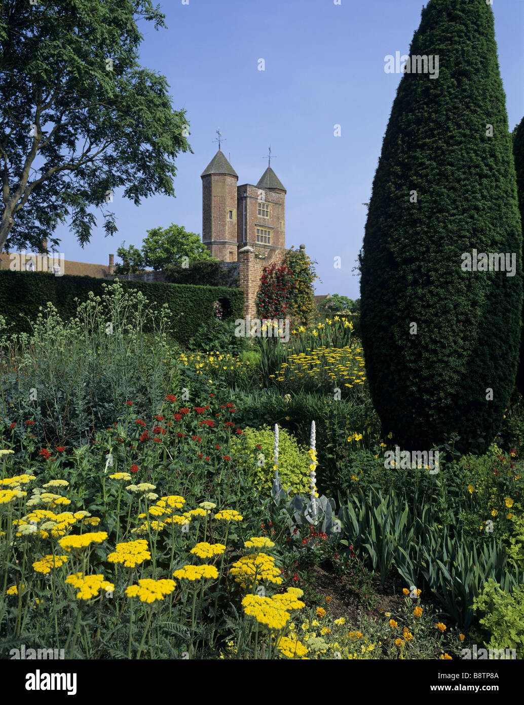 Vue de la tour de Chalet jardin, avec l'Achillea, Lychnis Chalcedonica Verbascum et 92 juin Banque D'Images