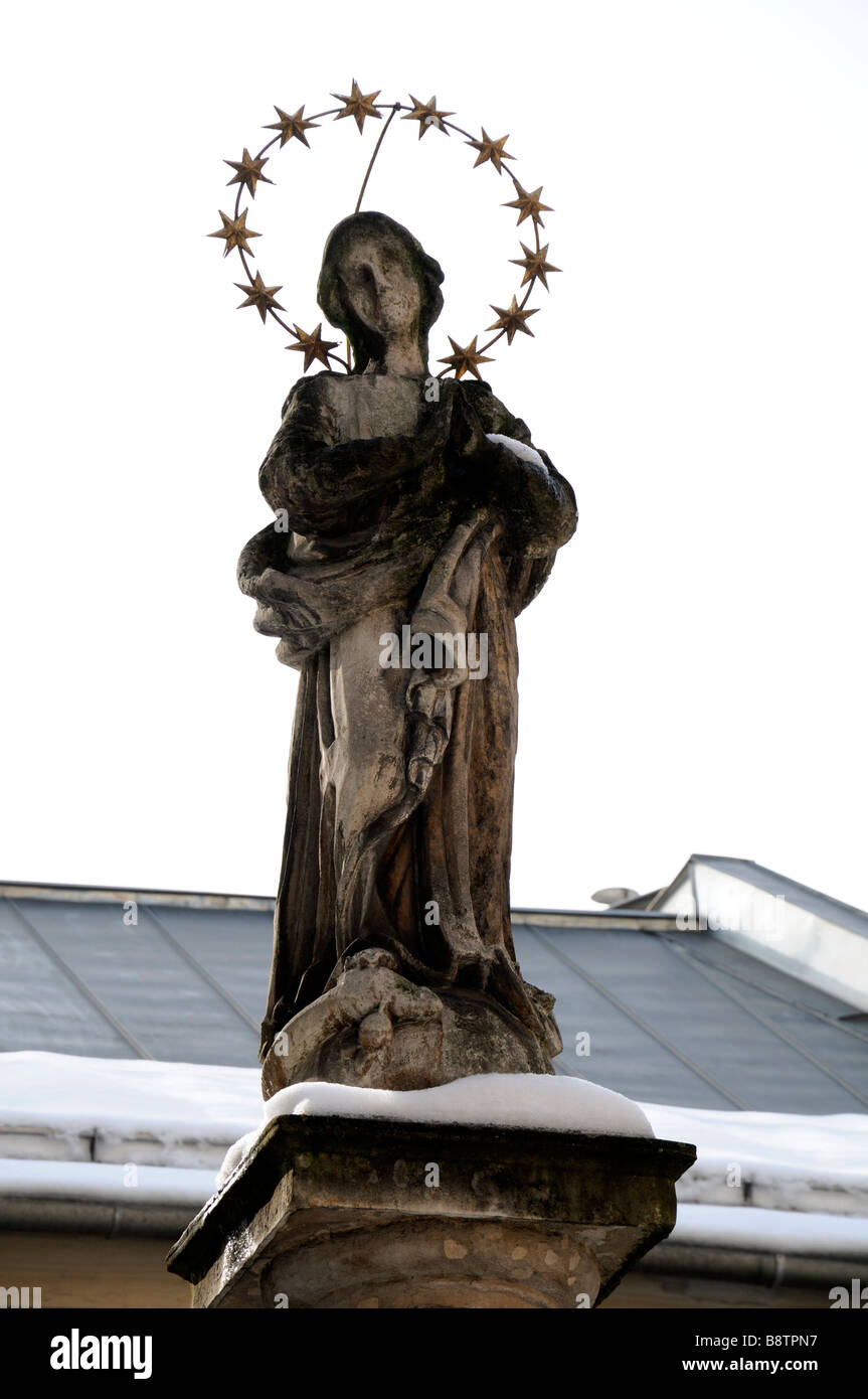 Style ancienne statue d'un saint religieux chef entouré de motifs étoiles d'un couvent Krakow Pologne Banque D'Images