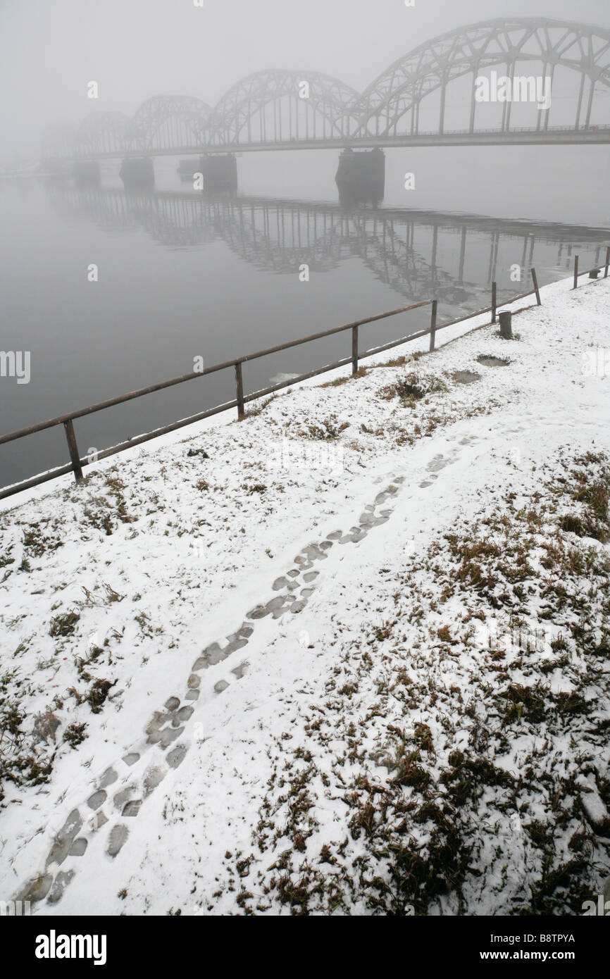 En arc en acier pont ferroviaire sur la rivière Daugava par une froide journée d'hiver et brumeuse, Riga, Lettonie Banque D'Images