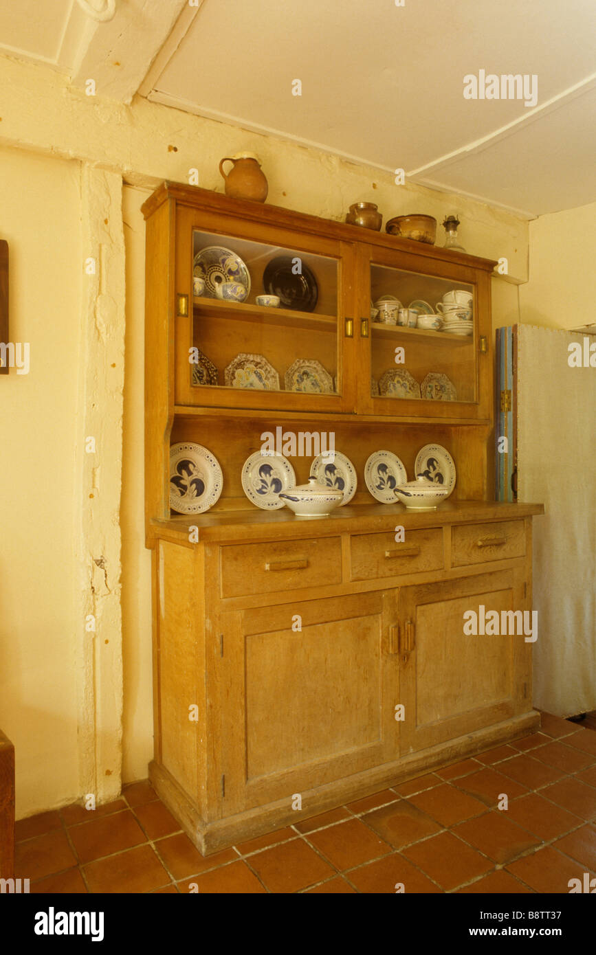 Vue sur les bois blancs Dresser dans la cuisine de la maison de moine l'ancienne maison de Leonard et Virginia Woolf Banque D'Images