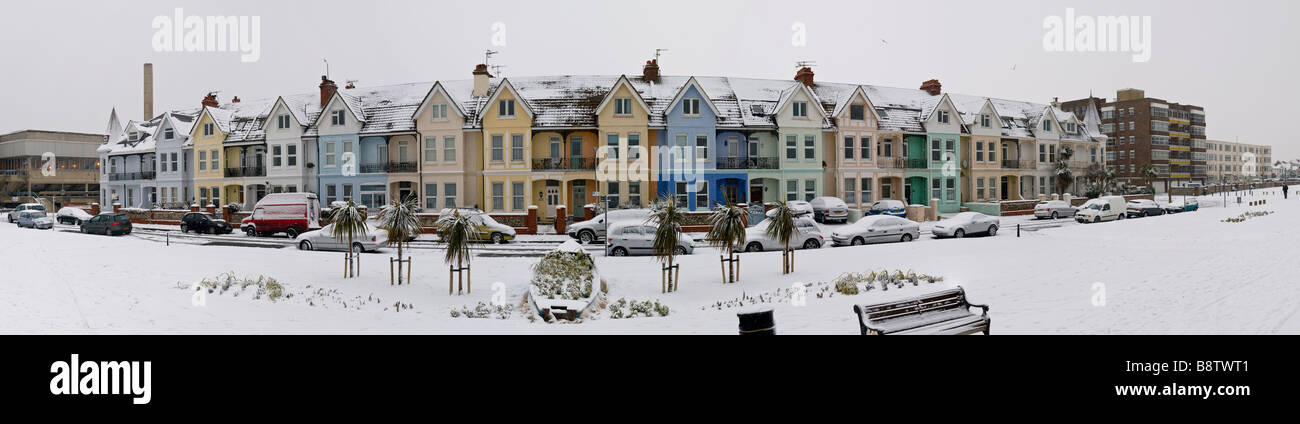 Couvert de neige, Edwardian maisons colorées et des voitures sur le front de Worthing, West Sussex, UK Banque D'Images