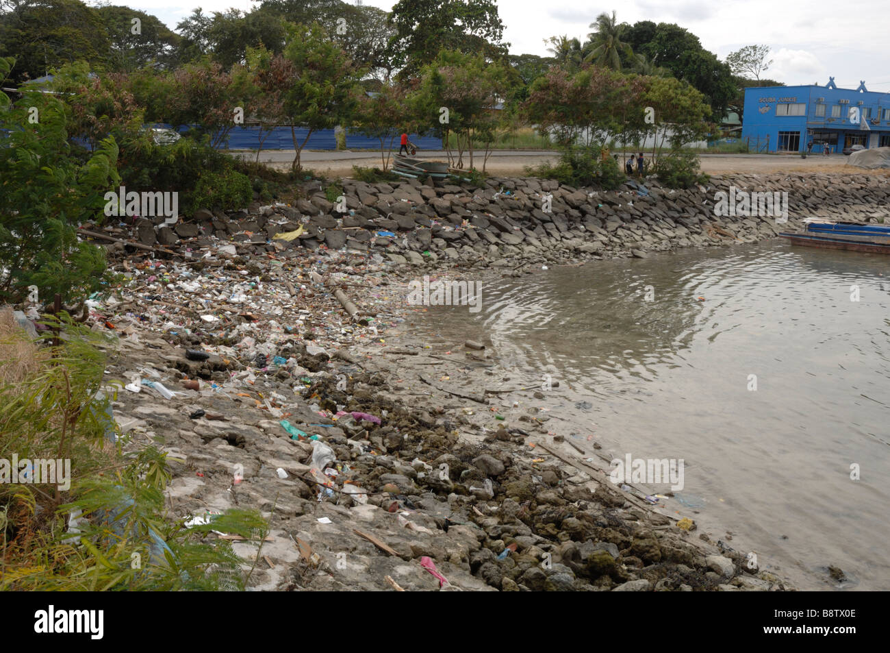 La pollution dans la litière harbour Semporna Sabah Malaisie Bornéo Asie du sud-est Banque D'Images