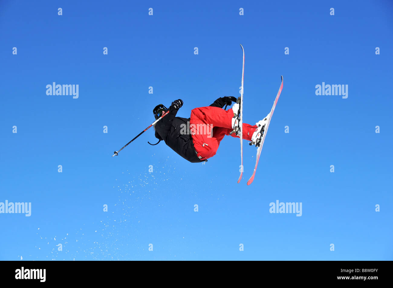 Saut acrobatique d'un skieur Banque D'Images