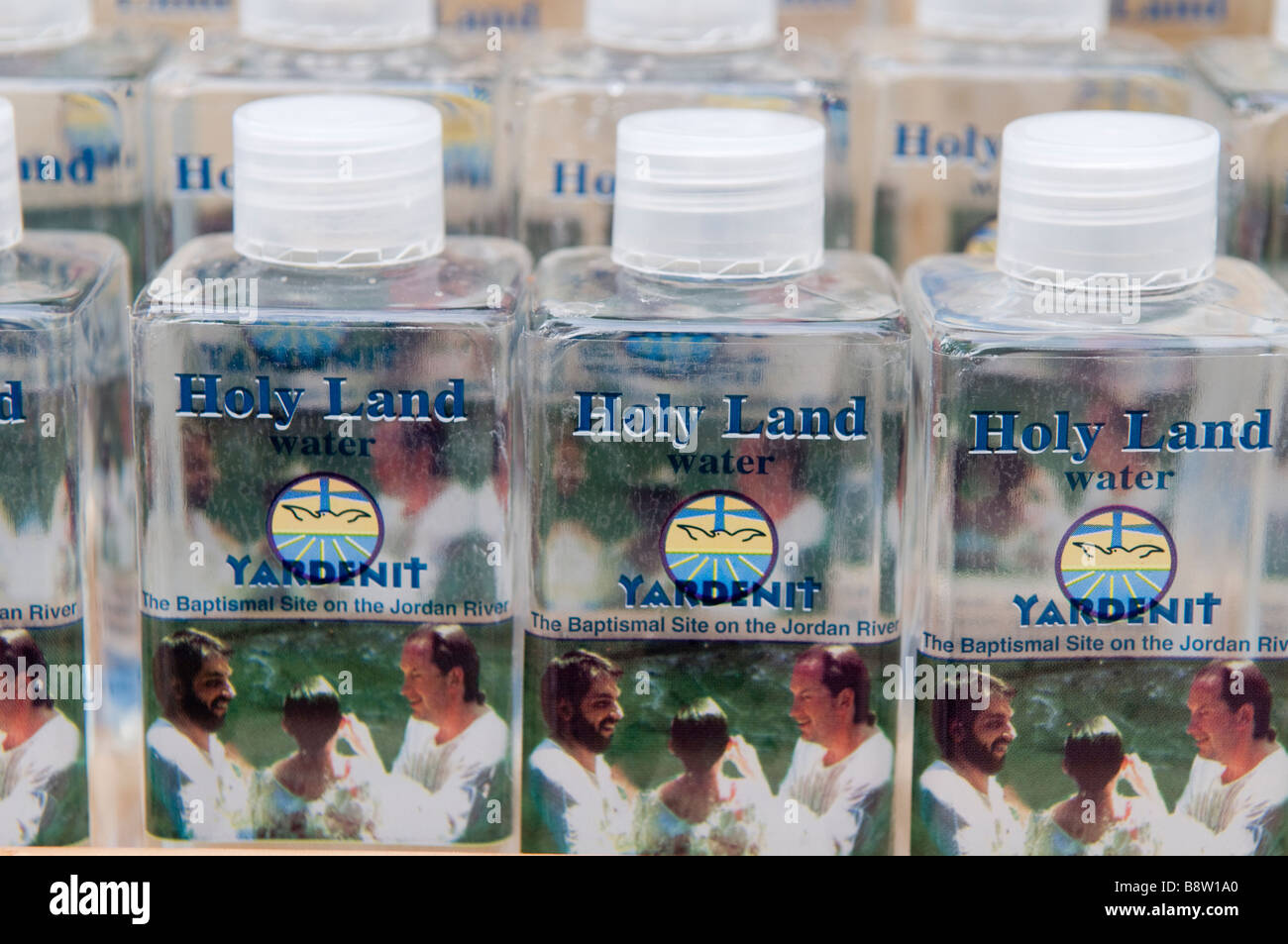 Des bouteilles remplies avec de l'eau du fleuve Jourdain à la vente dans un magasin de souvenirs à Yardenit site de Baptême au Jourdain Eilat Israel Banque D'Images