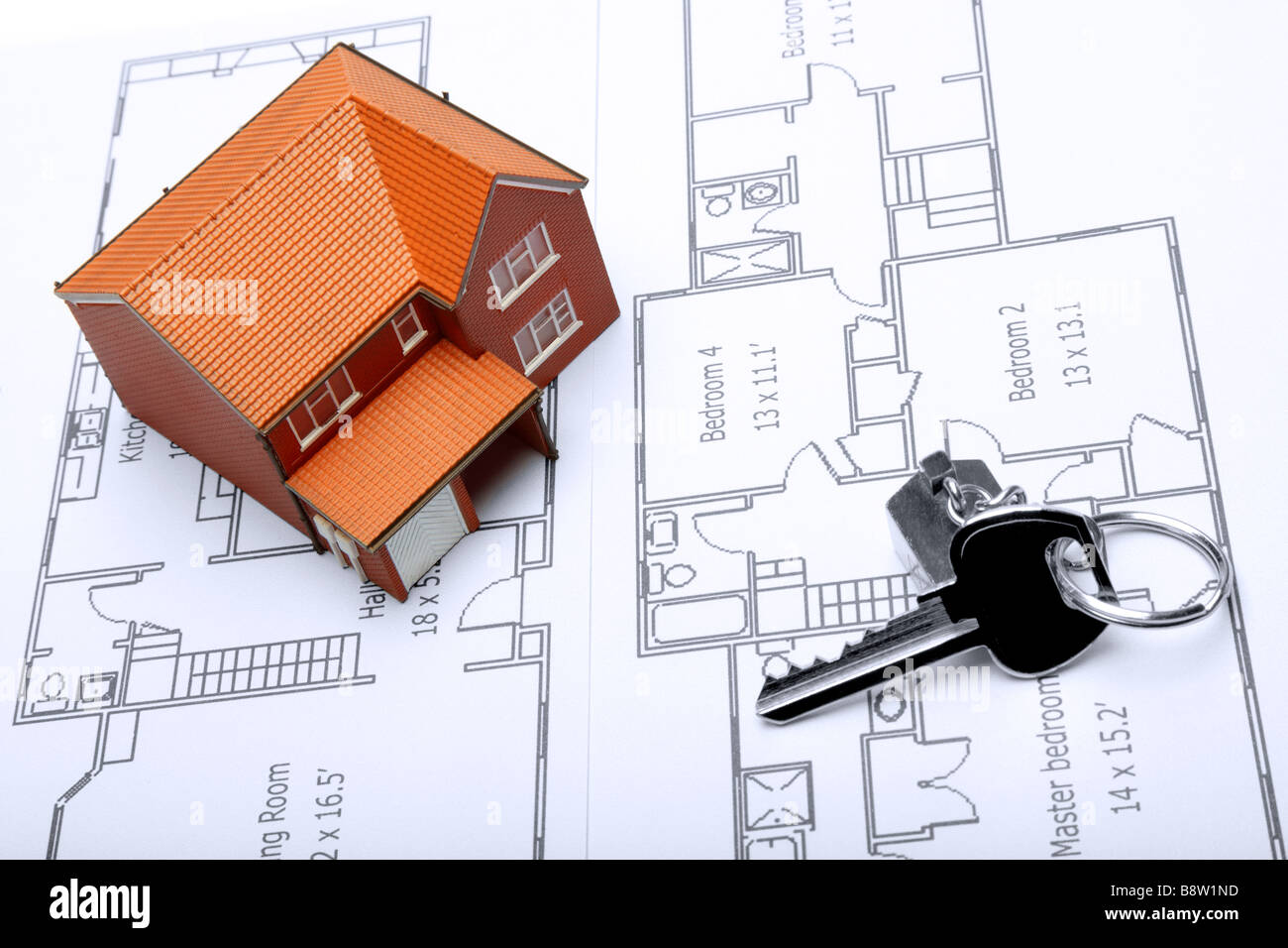 Un modèle accueil et clé de la maison sur les plans architecturaux pour une extension Banque D'Images