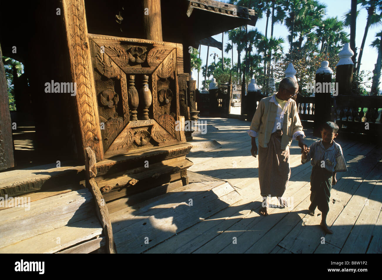 Bagaya Kyaung un vieux temple bouddhiste en teck à Amarapura près de Mandalay Birmanie Banque D'Images