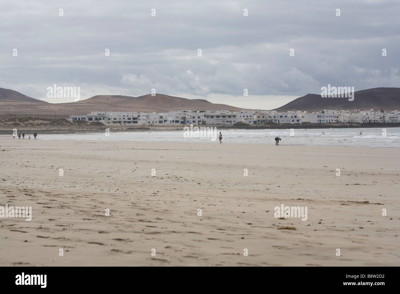 Le village Caleta de Famara, avec sa grande plage, un célèbre hotspot surf. Banque D'Images