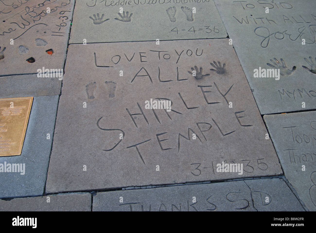 Les empreintes de Shirley Temple sur la piste du théâtre chinois de TCL Grauman, Hollywood Boulevard, Los Angeles, Californie, États-Unis d'Amérique Banque D'Images