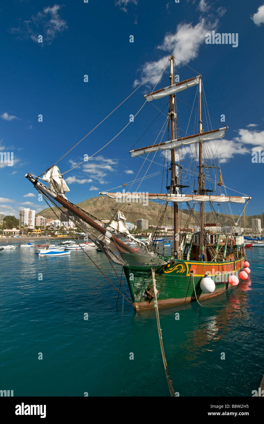 Le "Jolly roger" visite thématique pirate bateau dans le port de Los Cristianos Tenerife Espagne Banque D'Images