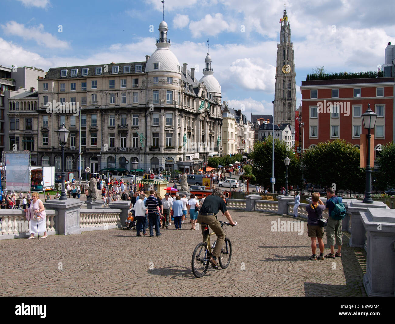Vue vers le centre-ville historique d'Anvers Flandre Belgique à partir de l'escaut beaucoup de touristes visible Banque D'Images