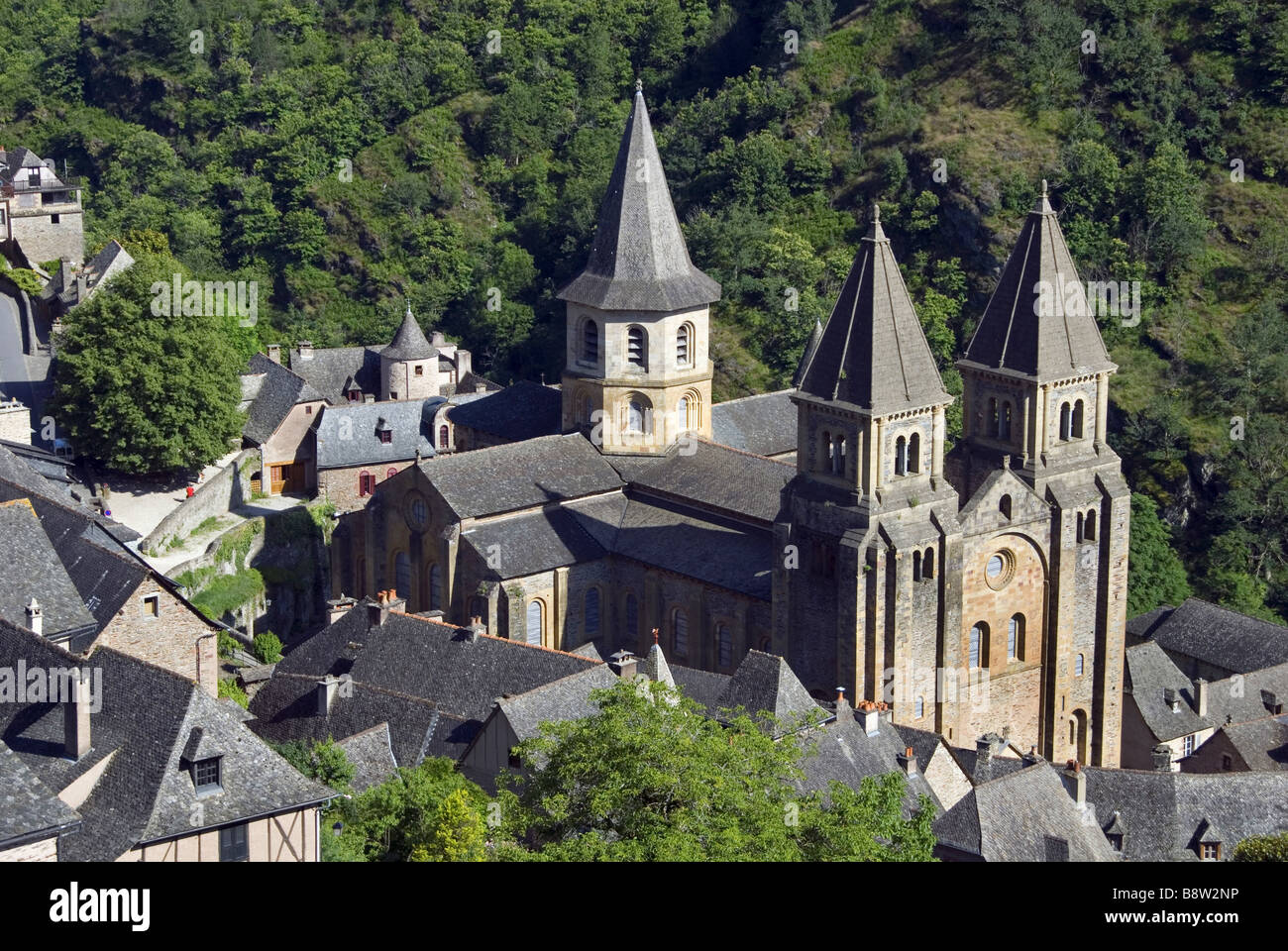 Vue sur l'église Sainte-Foy de Conques avec, France, Midi-Pyrénées, Conques 11./12.Jahrhundert Banque D'Images