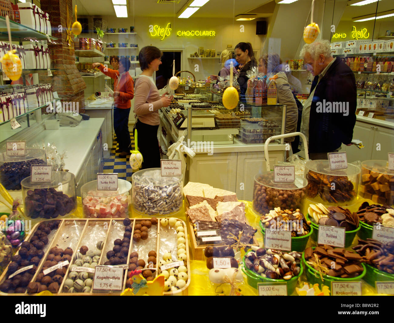 Bonbons de chocolat belge et sont un souvenir populaire dans Brugge Bruges Belgique Stefs Chocolatier shop store Banque D'Images