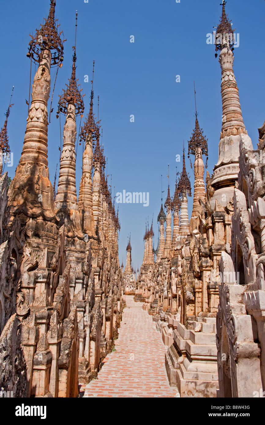 Des rangées et des rangées d'anciennes stupas bouddhistes à Kakku. Patrimoine de Myanmar. Banque D'Images