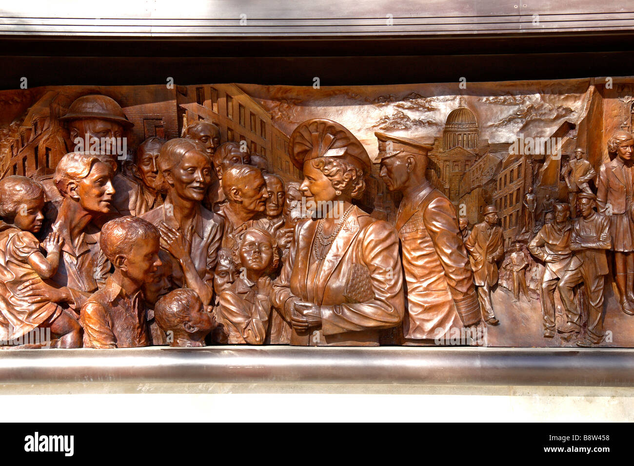 Une vue rapprochée de l'un des panneaux en relief en bronze commémorant la Reine Elizabeth, la reine mère sur le Mall, Londres. Mar 2009 Banque D'Images