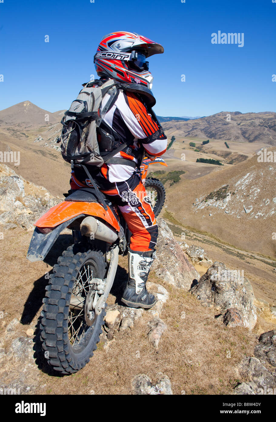 Dirt bike trail ride, Waipara Hills, près de Christchurch, Nouvelle-Zélande. Banque D'Images